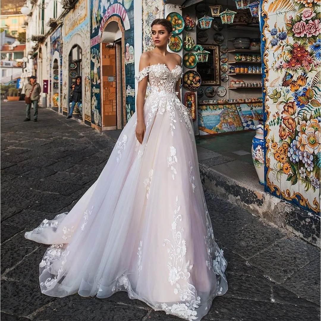 Atractivos vestidos de novia con apliques de encaje, vestidos de novia sin mangas con cuello y hombros descubiertos, vestido de novia de tul con tren de barrido