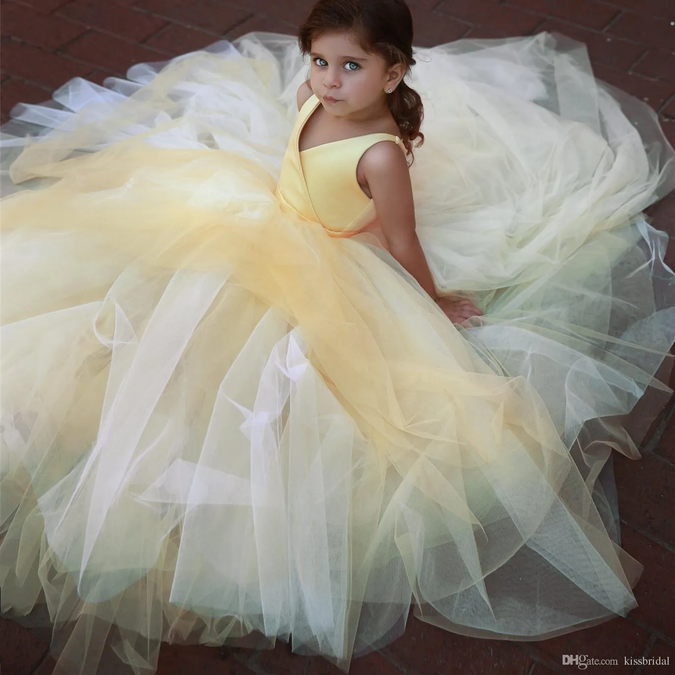 Nyaste Enkla Blomma Tjej Klänningar Prinsessan V Neck Tulle Little Girls Formal Gowns Robes de Fete Girls Christmas Pageant Party Dress