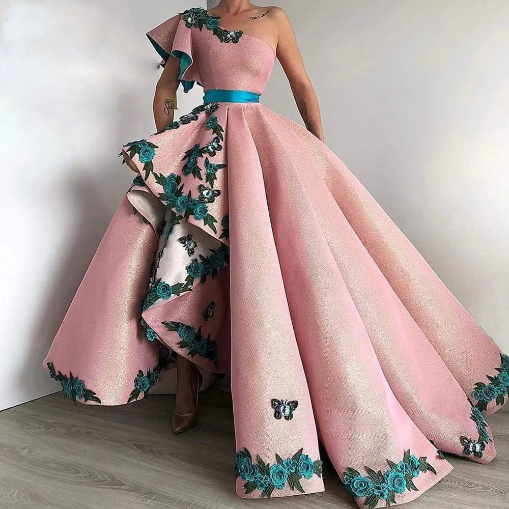 Saudyjska Arabia Różowe Suknie Wieczorowe Długie Jedno Butterfly Aplikacje Kwiaty Sukienka Prom Dress Z Sash Wysokiej Niskiej Party Suknie Vestido de Novia