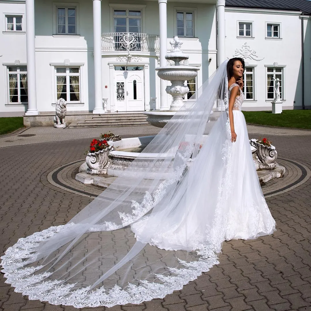 Mode Billiga Bröllopslöjor Med Lace Appliqued Edge 2,5m Long Chapel Length Bridal Veil Tulle Gratis Kam För Kvinnor Hårtillbehör