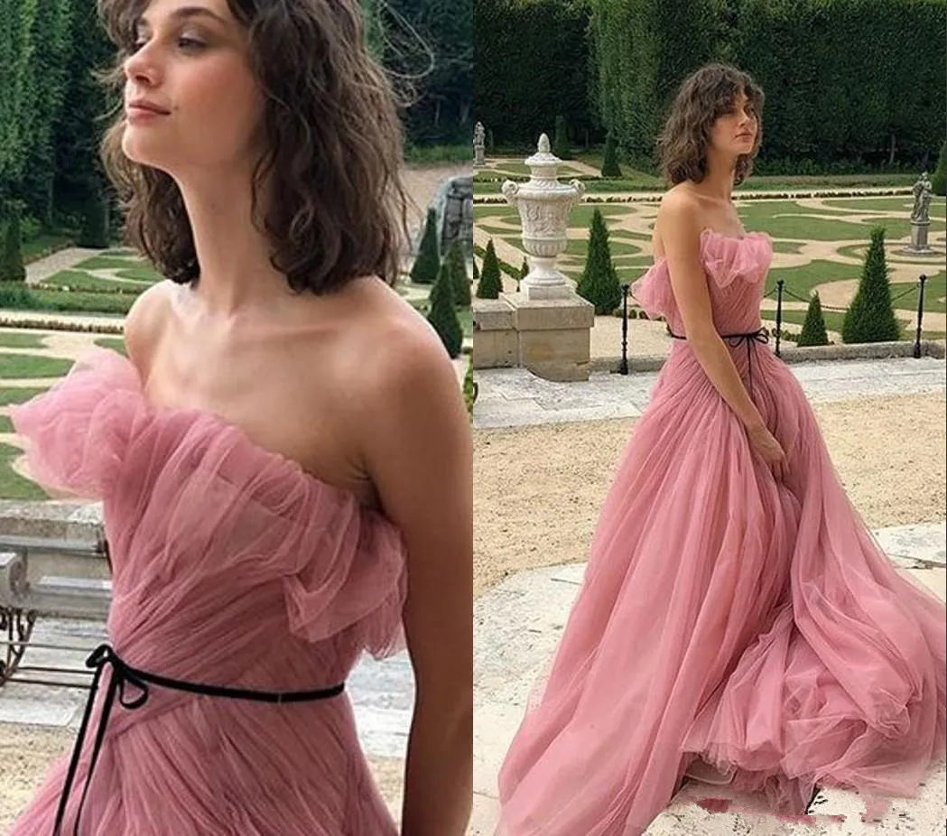 Dusty Pink A Line Evening Dresses Strapless Tulle Black Ribbon Sweep Train Prom Lokaler Plus Storlek Beach Formell Party Dress Abendkleider