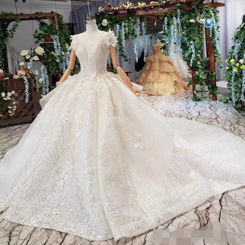 Robes de mariée à paillettes, col en V, traîne chapelle, Organza, plis froncés, fleurs faites à la main, sur mesure, robe de mariée à lacets dans le dos