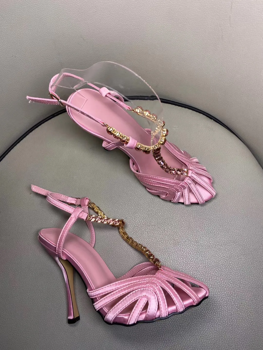 Sandálias de diamante de verão de marca famosa 2020 femininas com tiras no tornozelo e salto alto feminino gladiador sandálias desfile de moda sapatos de festa sapatos de casamento