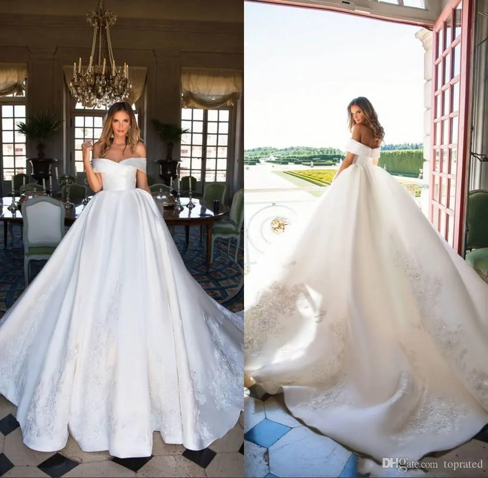 Ny vit A-Line Bröllopsklänningar Av Skulder Strand Lace Applique Garden Bridal Ball Gowns Sweep Train Custom Made Vestidos de Noiva