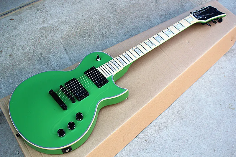 Elegante chitarra elettrica Missimg Angle, corpo verde e hardware nero, inserti tasti White Shell, Floyd Rose e pickup HH, può essere personalizzato