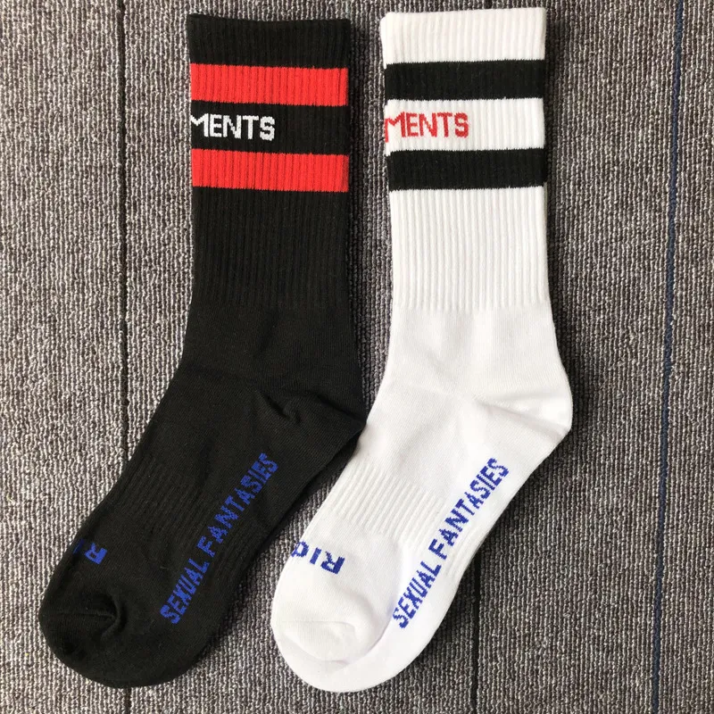 VETEMENTS 黒、白の靴下潮ブランドティーンエイジャーヒップホップスタイルロングソックスレター刺繍アスリートレッグウォーマーストライプソックス