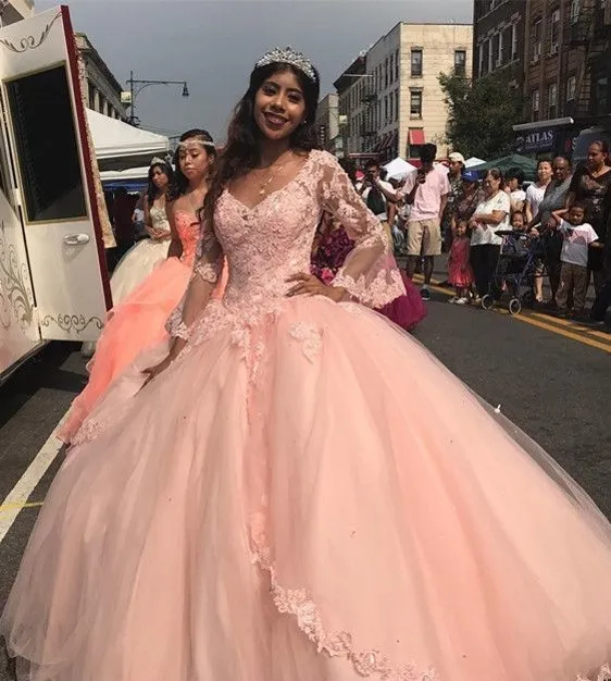 Tasarımcı Şeftali Pembe Quinceanera Elbiseler Artı Boyutu Parlak Balo Uzun Kollu Dantel Külkedisi Balo Parti Bayan Pageant Ucuz Tatlı 15 Elbise