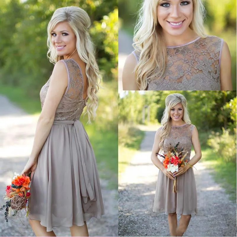 Billiga Brown Short Country Bridesmaid Dresses Top Sheer Neckline Lace Under Chiffon Formell Bröllop Gästklänning Pläterad Maid Honor Junior Gown