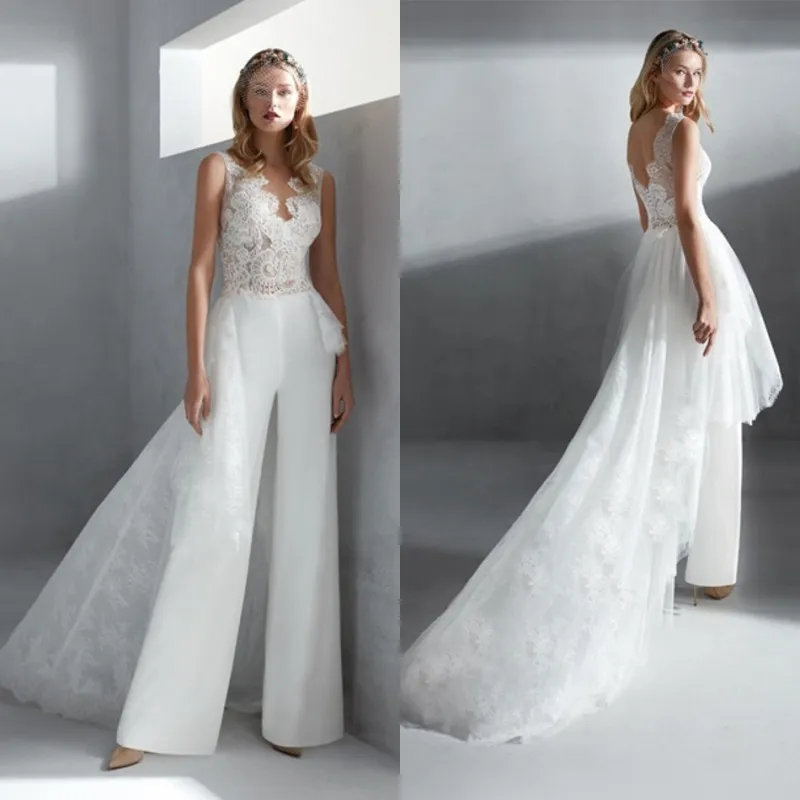 2020 Vit Jumpsuits Bröllopsklänningar med Overskirts V Neck Backless Bridal Gowns Sweep Train Lace Boho Bröllopsklänning Anpassad