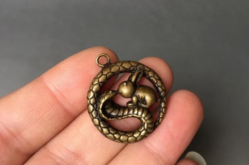 Laiton serpent enveloppé lapin génération riche pendentif solide zodiaque serpent lapin pendentif cuivre micro sculpté bijoux cadeau
