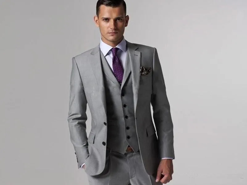 New Handsome Side Vent Light Grey Groom Tuxedos Groomsmen Notch Lapel Best Man kostym Bröllop Mäns Blazer-kostymer (jacka + byxor + väst + slips) xf210