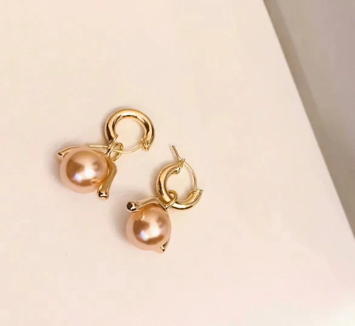 Mode-matériau en laiton forme de boucle d'oreille avec perle de champagne nature bijoux de boucle d'oreille pour les femmes cadeau mariage PS6610A