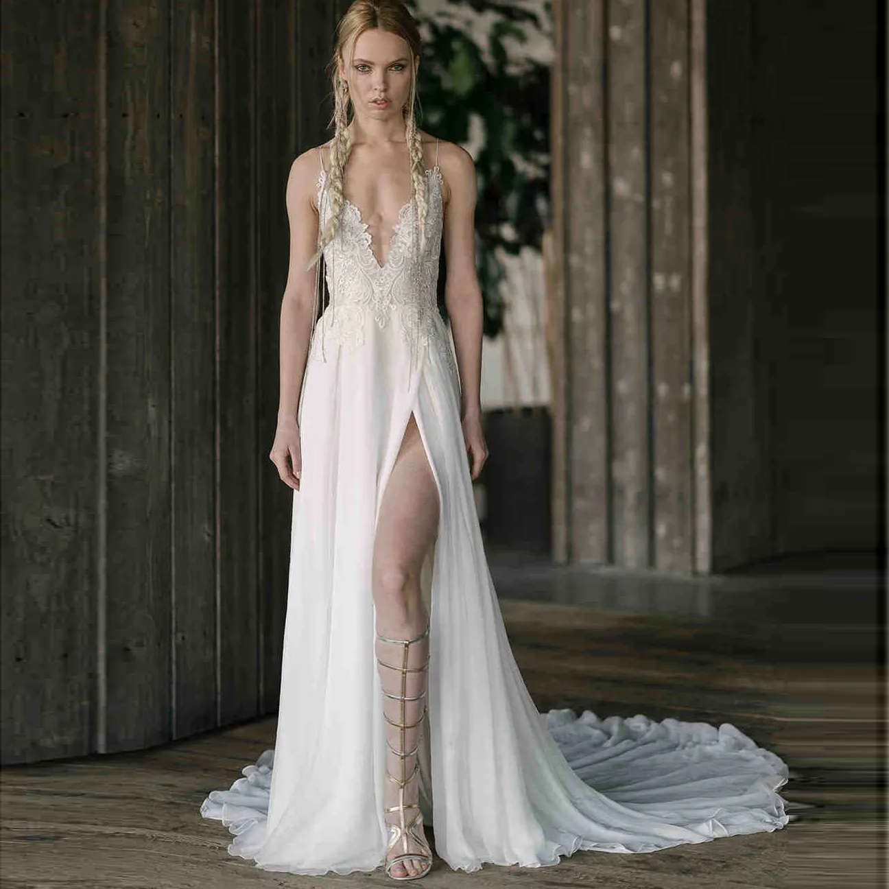 Abito da sposa senza spalline in chiffon estivo con applicazioni di pizzo Bohemian Beach Evento di nozze all'aperto Sposa Abiti maxi a trapezio Abiti spaccati a gamba alta