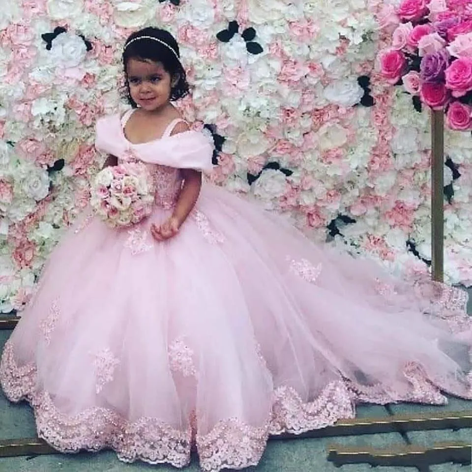 Novo Barato Rosa Vestido De Bola Flor Meninas Vestidos Lace Appliques Cristal Frisado Tule Off Court Court Train Kids Birthday Girl Girl Birthing