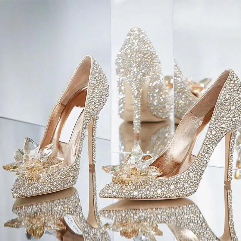 Sparkly Stiletto Talon Cristaux Chaussures De Mariage Pour La Mariée Perles De Luxe Designer Talons Cendrillon Pompes Bout Pointu Strass Bridal189l