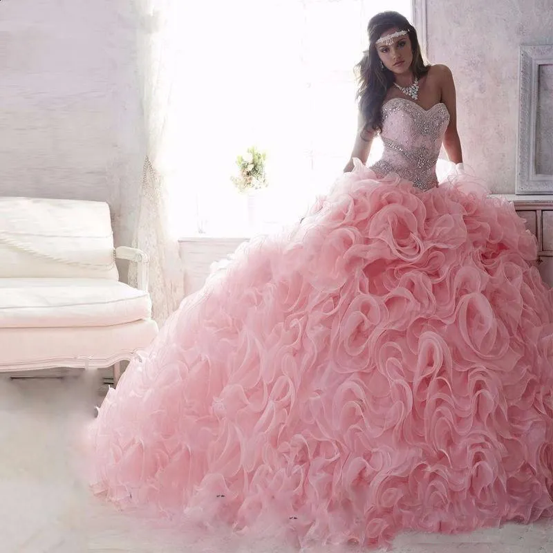 Princess Sweet 16 Quinceanera Suknia Suknia Balowa Organza Wzburzyć Różowe Quinceanera Suknie Lace Up Dhinestones Debiutante Suknia