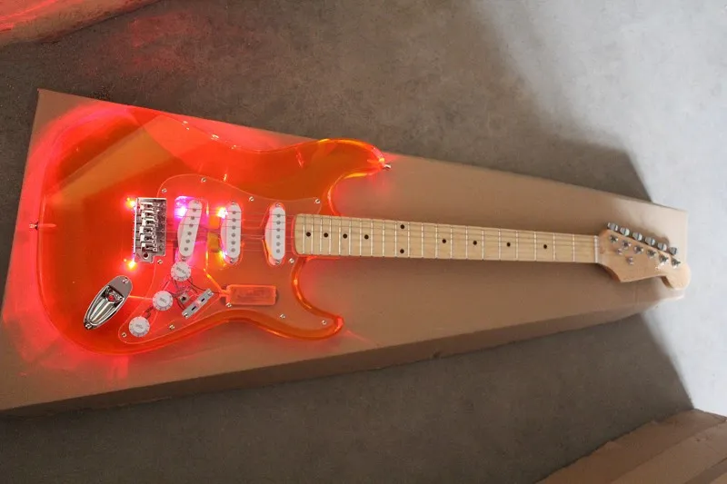 Chitarra elettrica con corpo in acrilico leggero a LED arancione con ponte tremolo piccolo, pickup SSS, personalizzabile