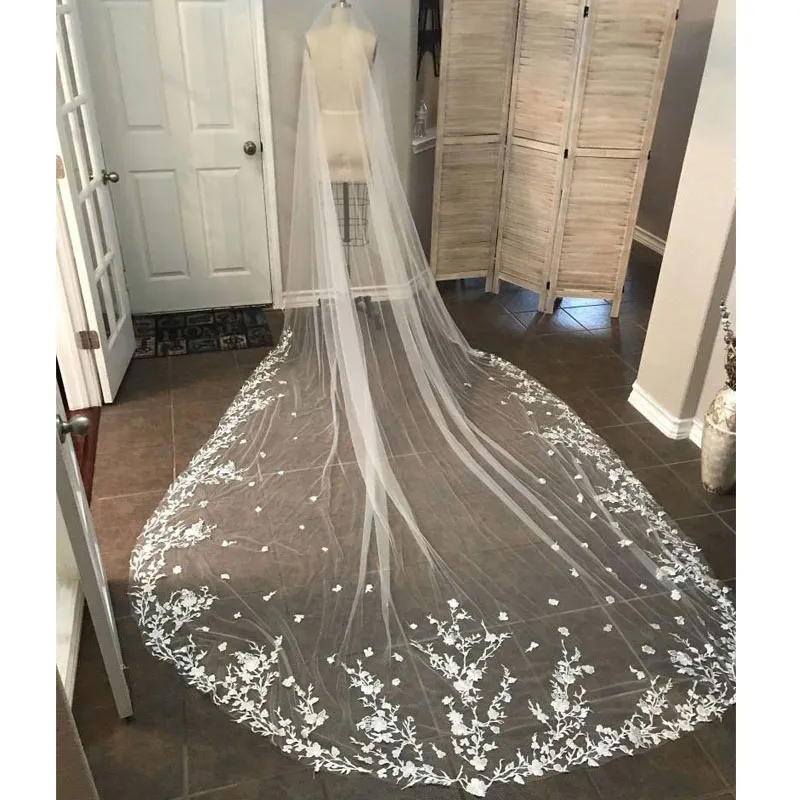 Hot Sale Lace Appliqued Wedding Veils Cut Edge 3,5m Lång katedral Längd Bröllop Veil för Kvinnor Hårtillbehör
