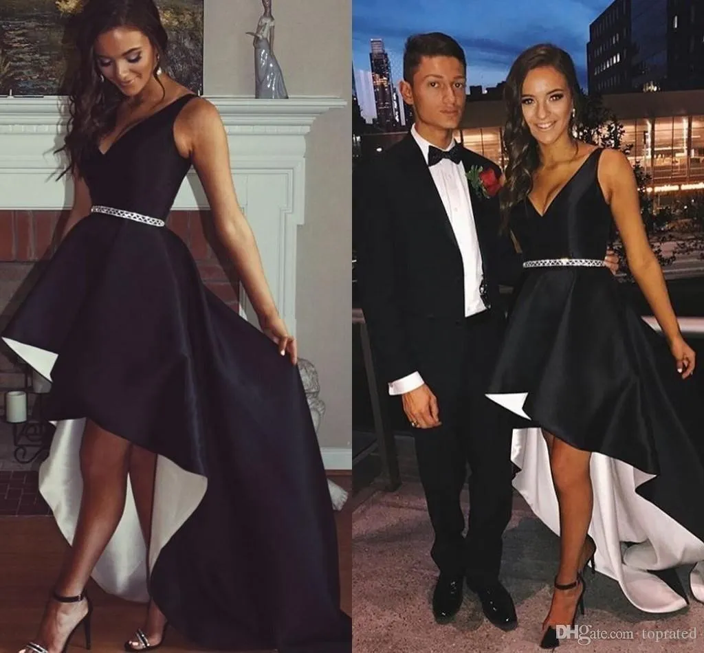 Sexy Schwarz-Weiß-High-Low-Satin-Abschlussballkleider mit V-Ausschnitt, ärmellose Hi-Lo-Partykleider, einfache formelle Kleider, Abendkleider in Übergröße