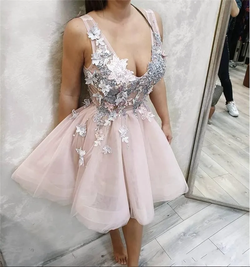 2019 Nouvelle arrivée courte mini robes de soirée col en V profond dentelle appliques 3D sans manches une ligne tulle dos nu grande taille robes de cocktail de fête