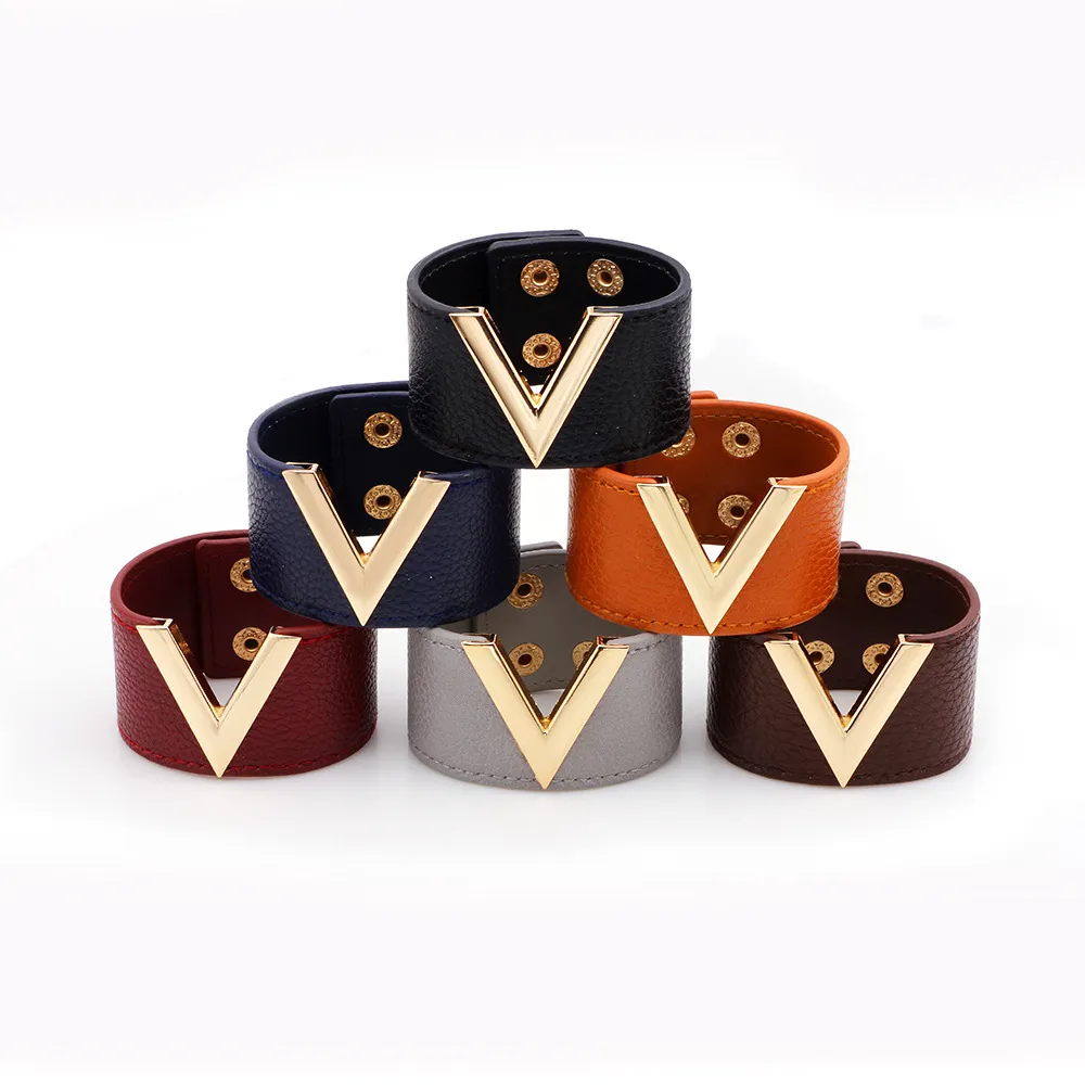 Wide Genuine Leather Bracelets Bangles Women Fashion Designer Metal V Letter Big Wrap Charm Bracelet Leopard Lady Hand Cuff Button Jewelry