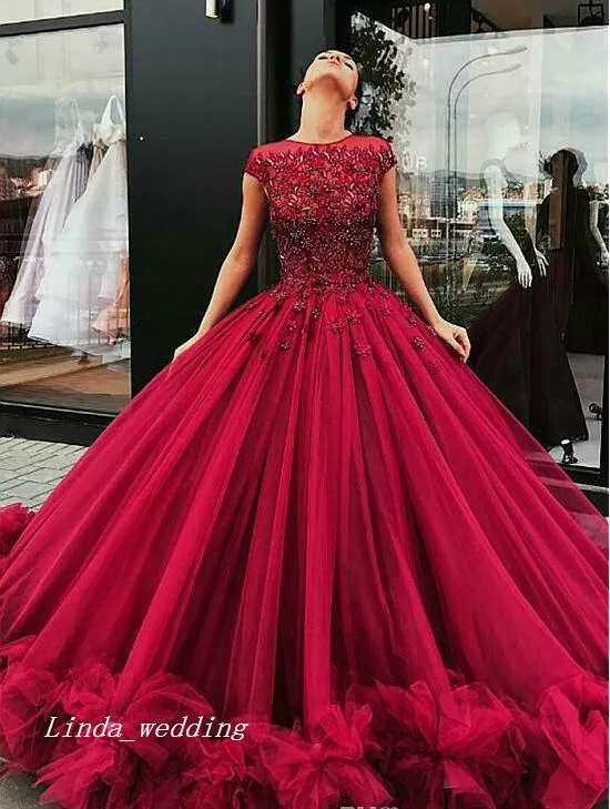 2019 Bourgogne Quinceanera Robe Princesse Puffy Cap Manches Applique Doux 16 Âges Longues Filles De Bal Parti Pageant Robe Plus La Taille Sur Mesure