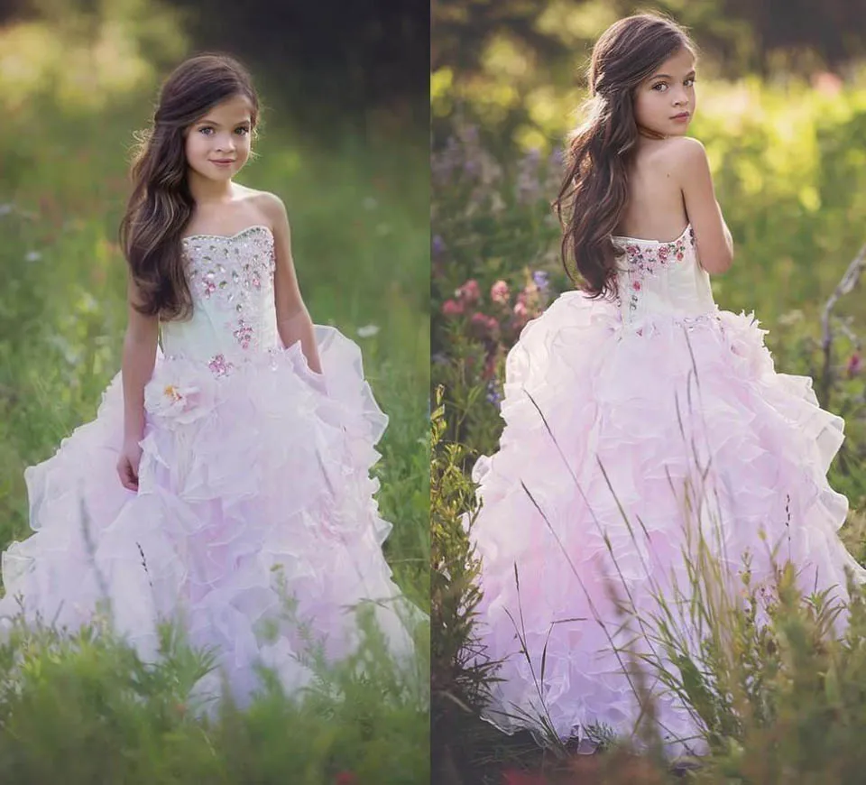 Cristalli Ruffles Organza Flower Girl Dresses Nuovo abito da ballo senza spalline Abito da prima comunione Abiti da spettacolo per ragazza Taglia personalizzata