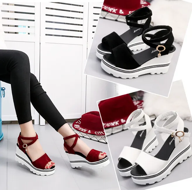 Vente chaude-2019 été nouvelles sandales pour femmes en daim couleur unie talons compensés boucle bouche de poisson bout ouvert augmenté chaussures pour femmes minces