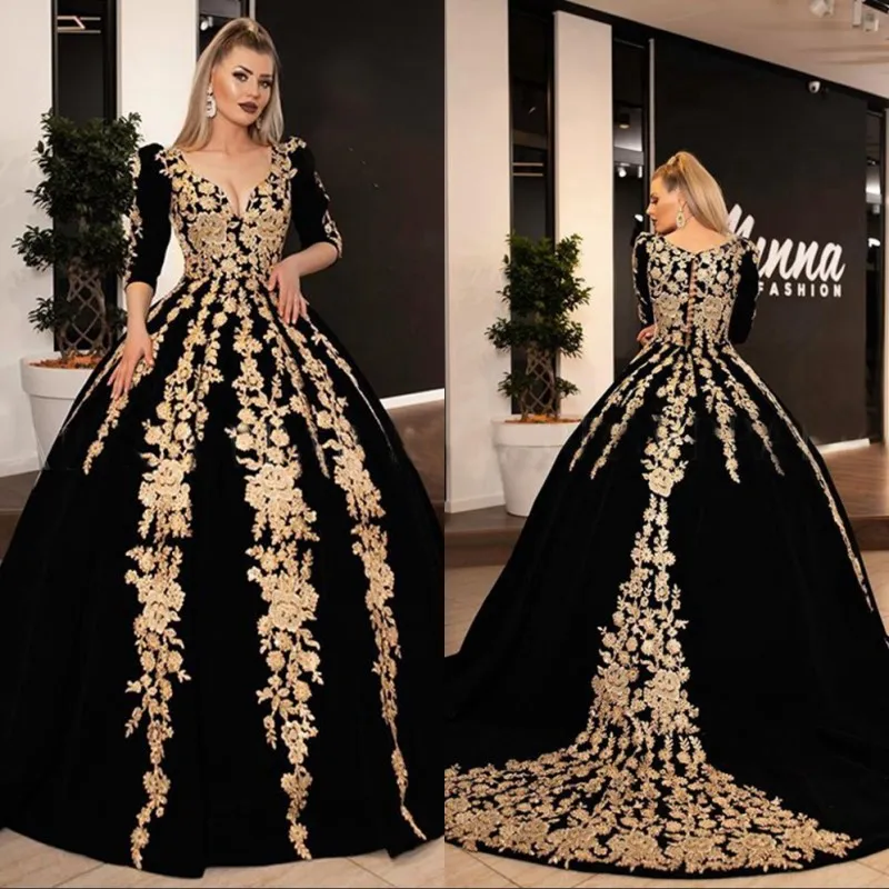 Långa kvällsklänningar 2022 Gorgeous Ball Gown 34 Långärmad V-Neck Arabic Gold Lace Velvet Black Women Formal Aftonklänningar
