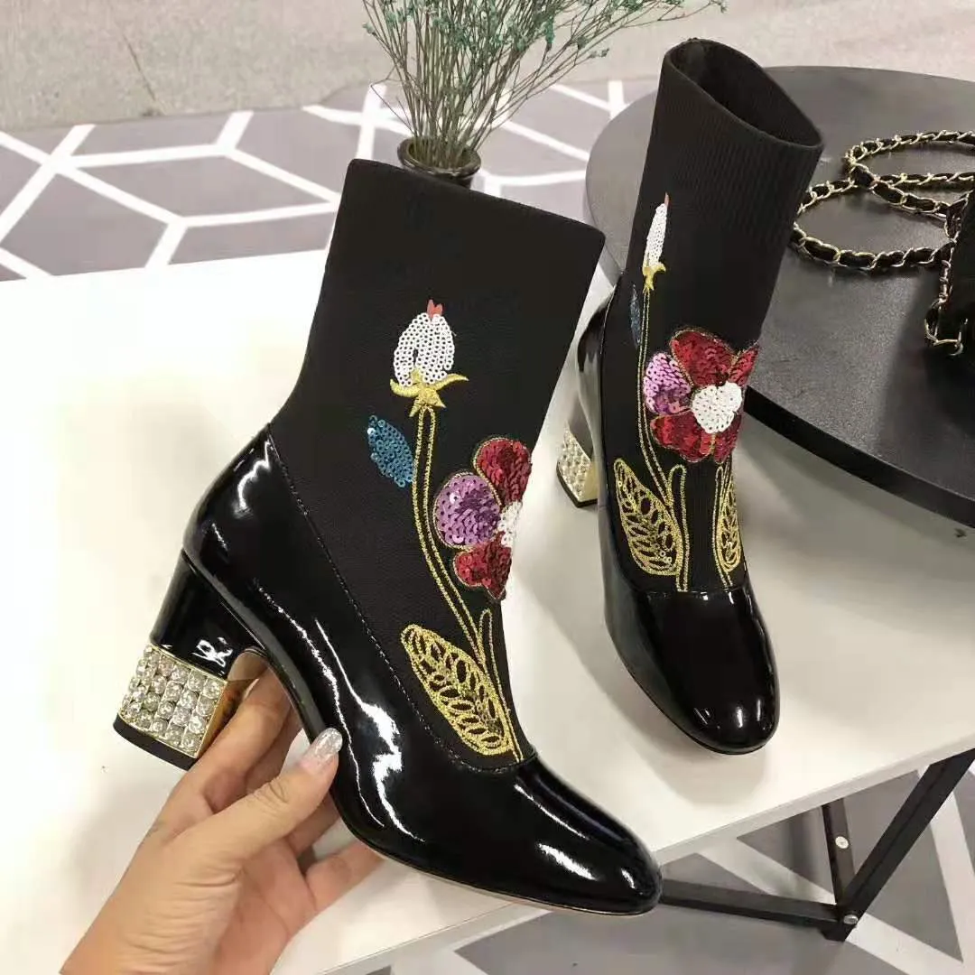 Goldschwarze Damenstiefel mit klobigem Absatz, Kristalle, Design mit hohen Absätzen, Sockenstiefel, Freizeitschuhe, Herbststiefel, 19SS, neue Damenstiefel mit glitzernden Blumen