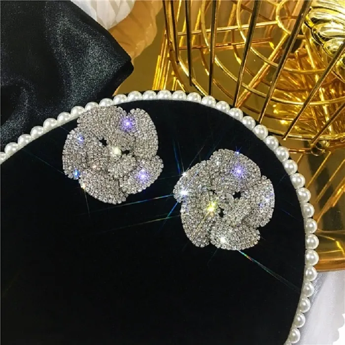 Ny modedesigner Vacker överdrivna Camellia Flower Stud örhängen för kvinnor flickor super glittrande fulla diamanter zirkon