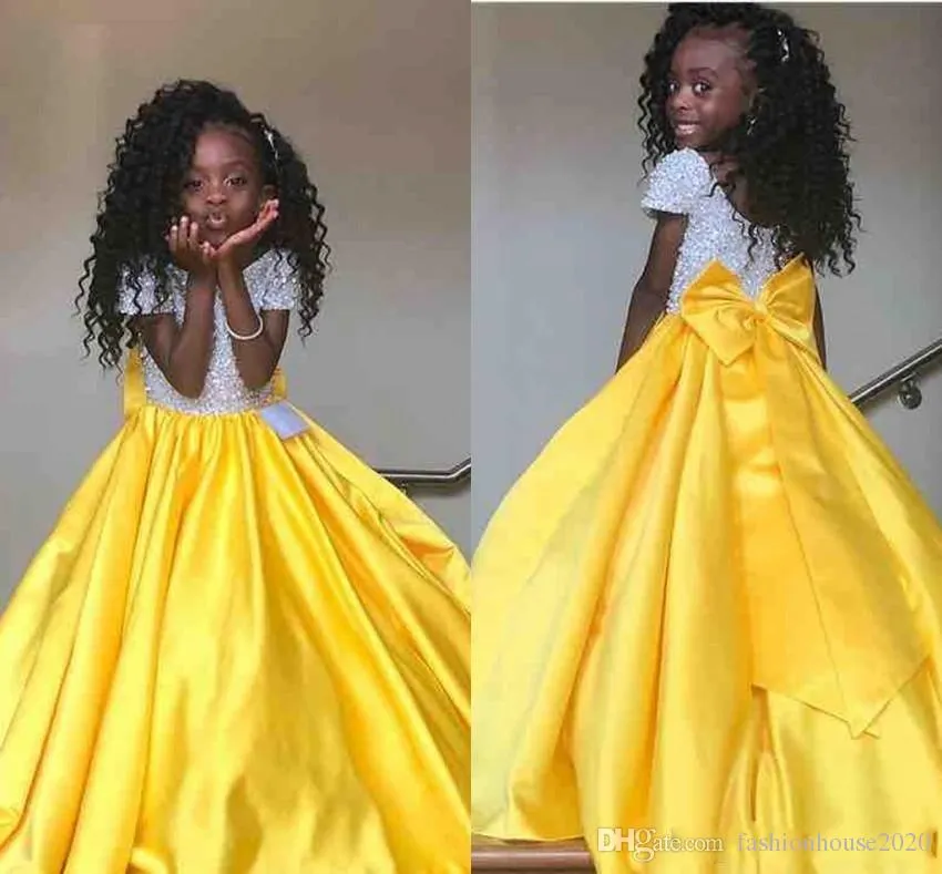 Princesa Amarelo Meninas Pageant Vestidos Jewel Neck Lantejoulas Top Cetim Arco Voltar Até O Chão Bonito Crianças Flor Meninas Vestidos de Aniversário Custom Made