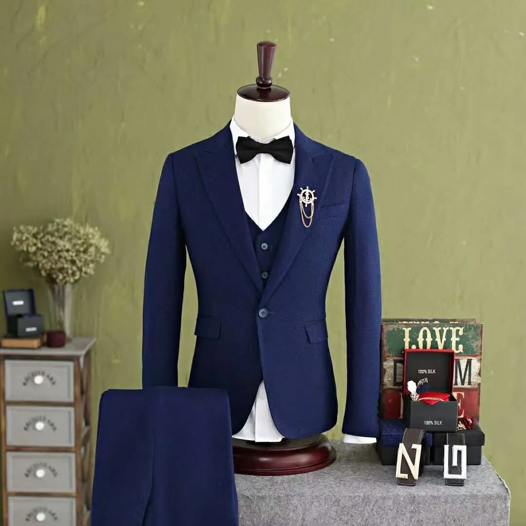 Personalice Designe Azul marino Novio Esmoquin Padrinos de boda Vestido de novia para hombre Excelente chaqueta de hombre Blazer Traje de 3 piezas (chaqueta + pantalones + chaleco + corbata) 681