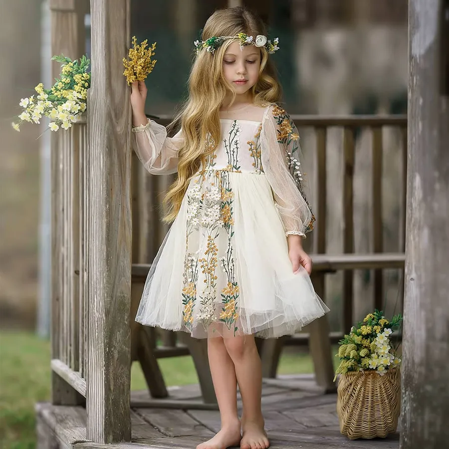 Elegante maniche lunghe Boho Flower Girl Abiti Una linea per abiti da spettacolo di nozze da spiaggia Tulle Bohemian Sheer Bateau Neck Abito da prima comunione