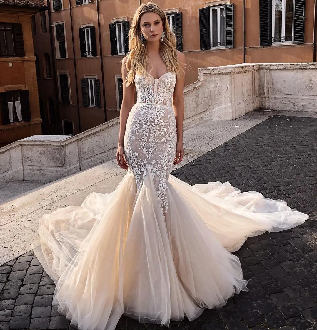 Berta sjöjungfru spetsar bröllopsklänningar strapless nacke appliqued brudklänningar plus storlek sopa tåg tulle robes de mariée