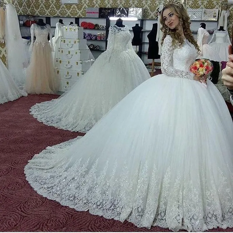Luxury Ball Gown Wedding Dresses Långärmad Modest Juvelringning Drop Waist Glänsande Kristall Bling Arabiska Dubai Bridal Gowns Real Images