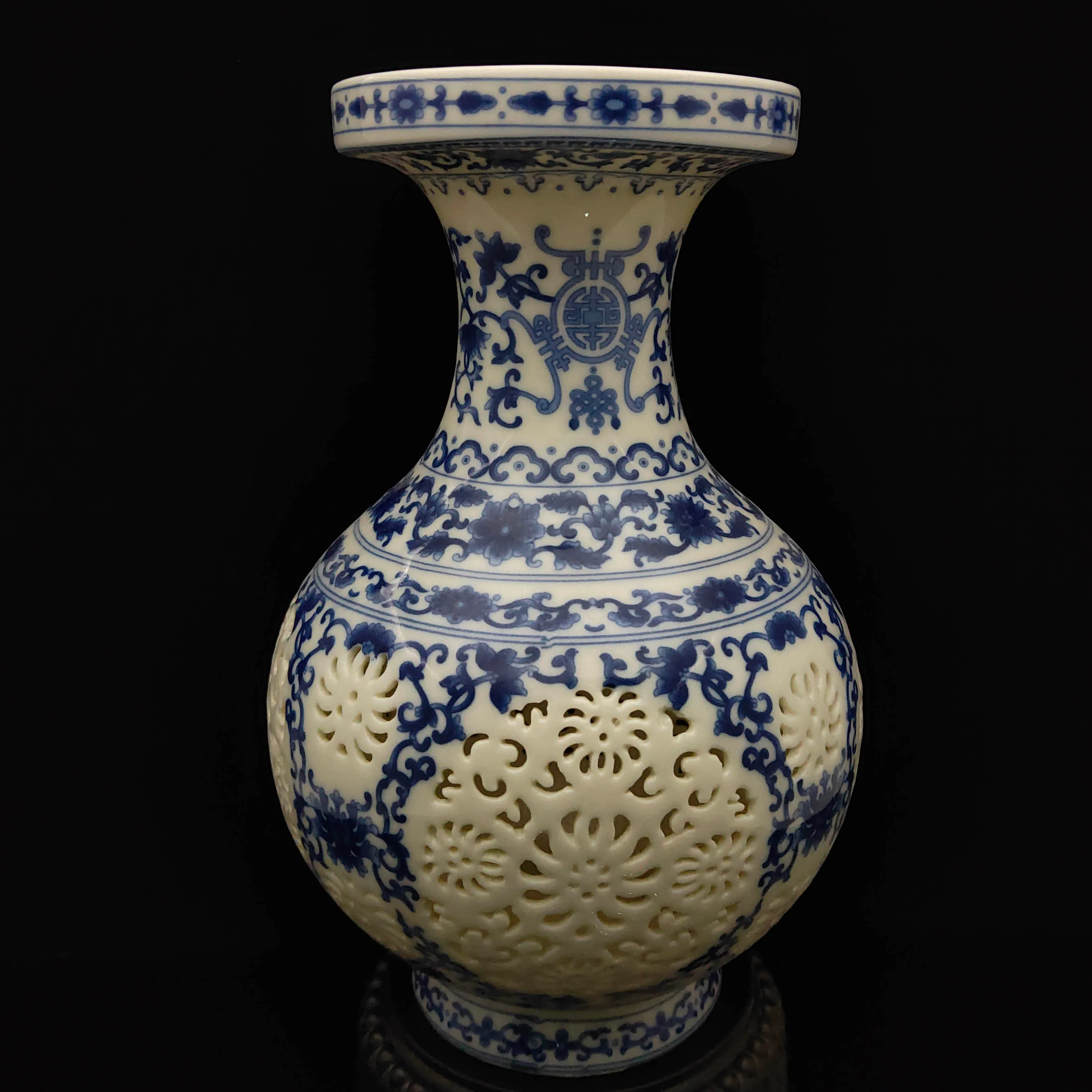 Porcelaine blanche bleue chinoise peinte à la main creuse sculptée grand grand vase à bouche de bouteille