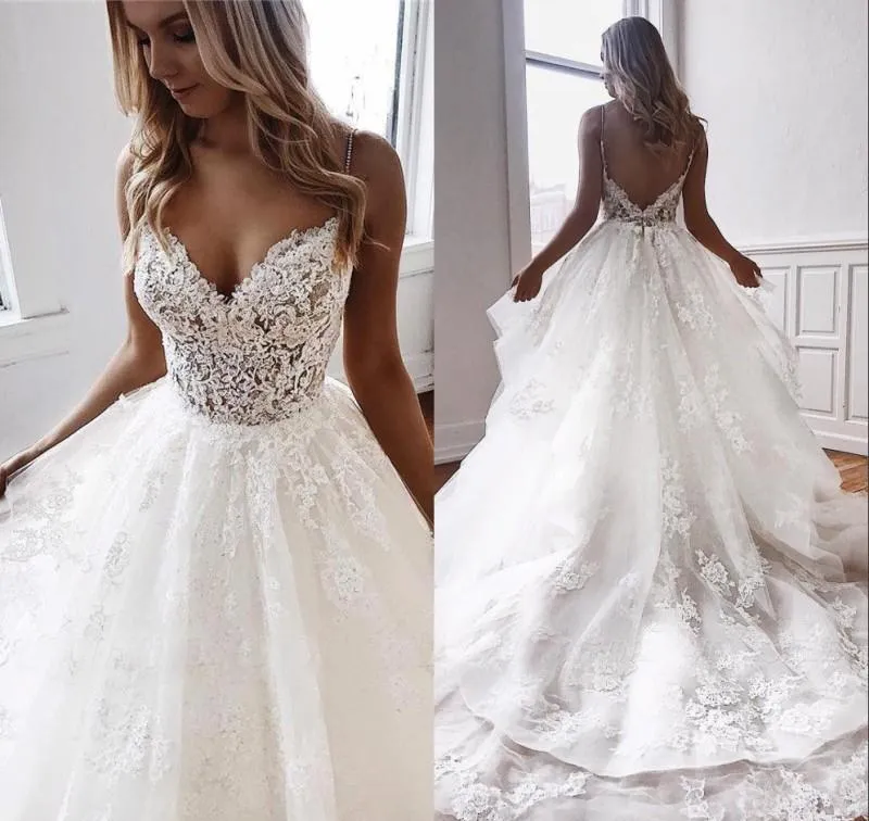 2020 Beach Bröllopsklänningar En Linje Spaghetti Straps Lace Applique Tiered Tulle Custom Made Chapel Train Bröllopsklänning Vestido de Novia