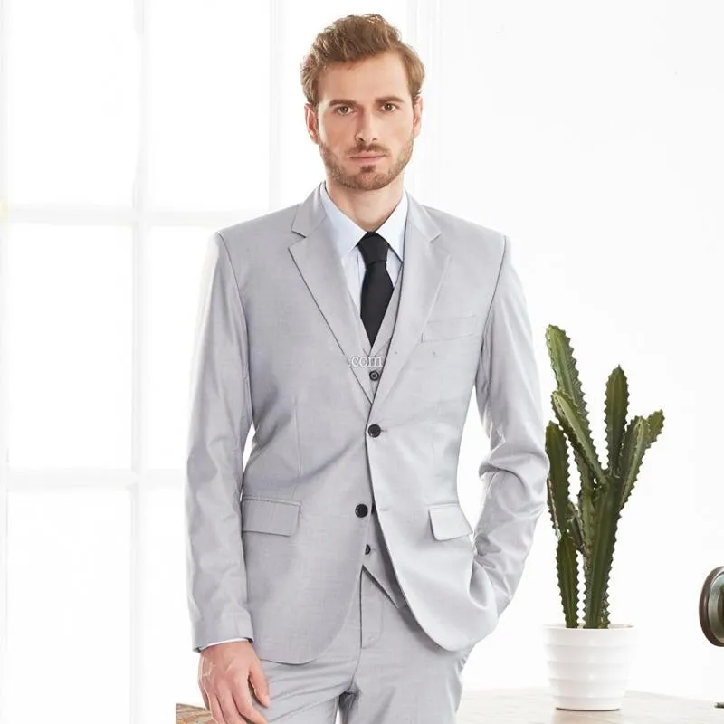 Smoking da sposo grigio chiaro popolare Groomsmen a due bottoni Abito da sposa da uomo Eccellente giacca da uomo Blazer Abito da 3 pezzi (giacca + pantaloni + gilet + cravatta) 712