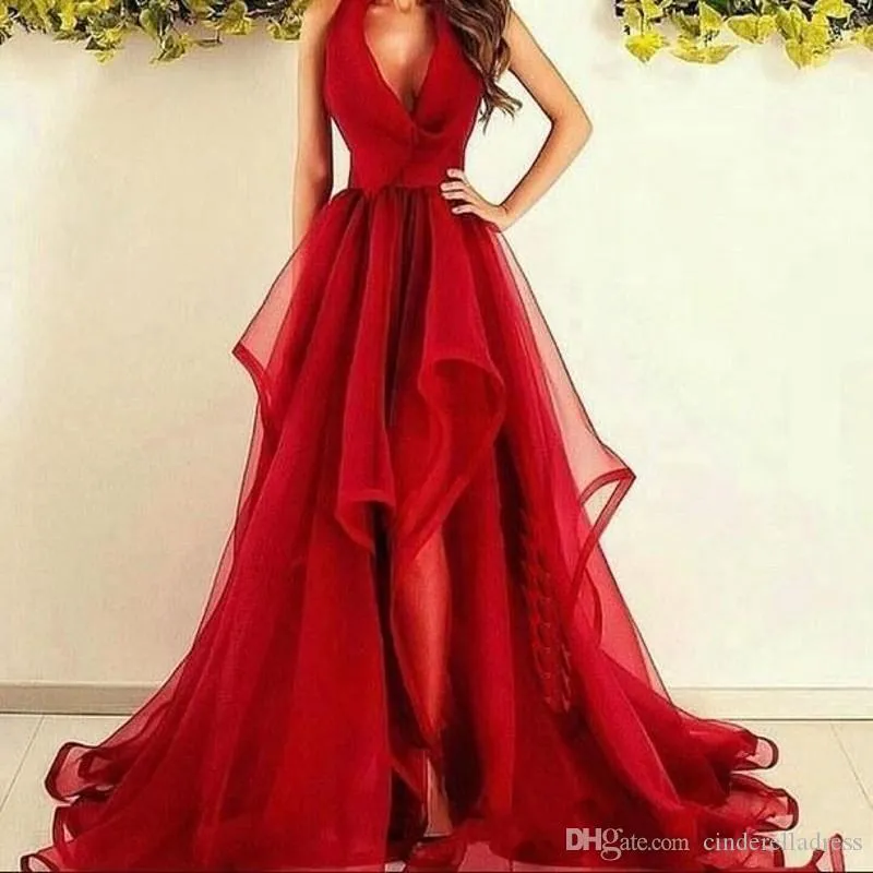 2020 Sexig röd halter v nacke prom klänningar en linje tulle sweep tåg brudtärna klänningar enkel ruffle anpassad formell kvällsklänning