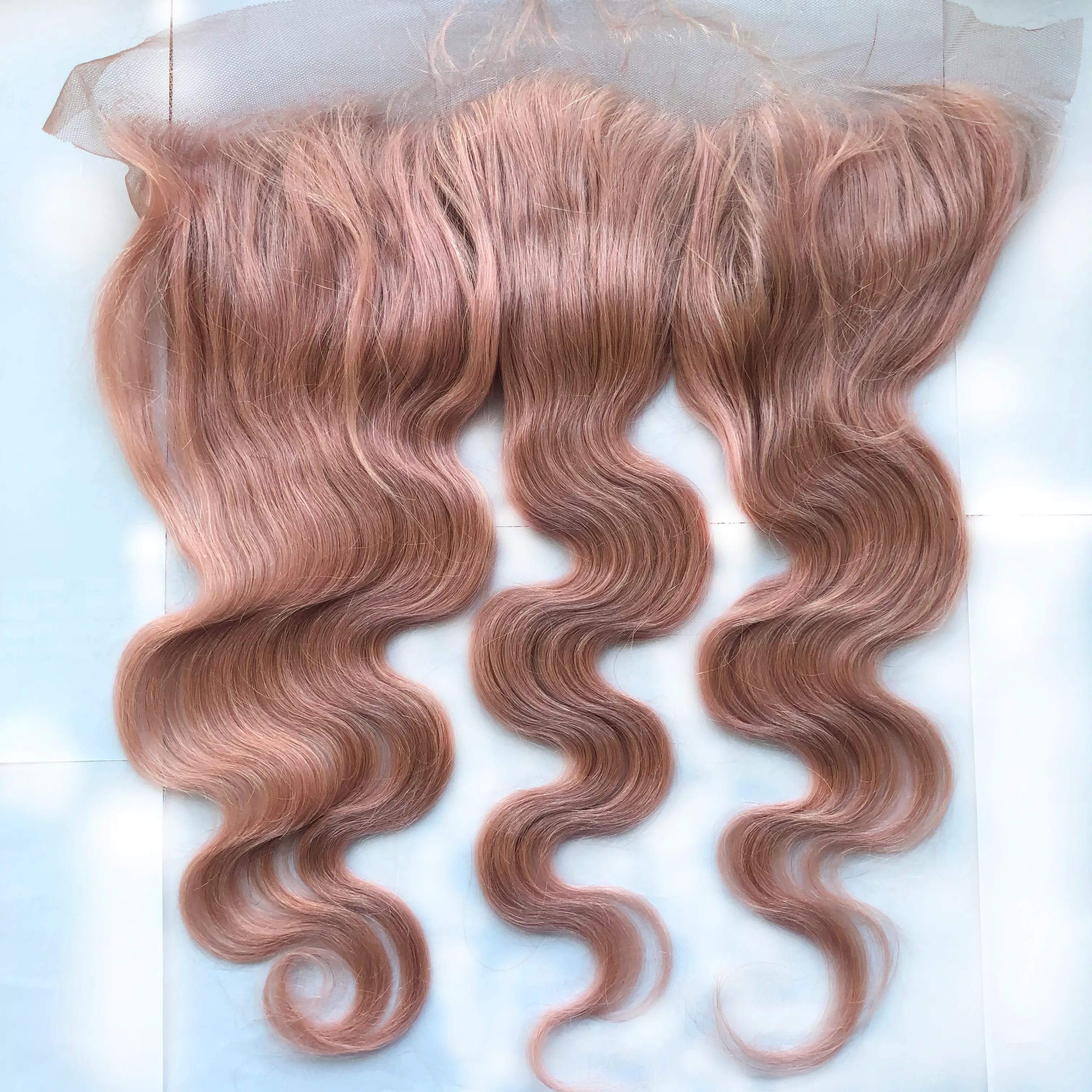 도매 가격 브라질 처녀 머리 정면 13x4 레이스 클로저와 미처리 100 % 인간의 머리카락 번들 핑크 # 바디 웨이브