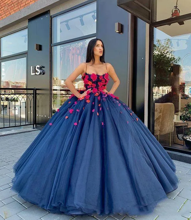 الأزرق الداكن زائد حجم العربية فساتين quinceanera السباغيتي الأشرطة 3d الأزهار يزين اللباس الرسمي مساء العباءات الحلو 16 اللباس vestidos