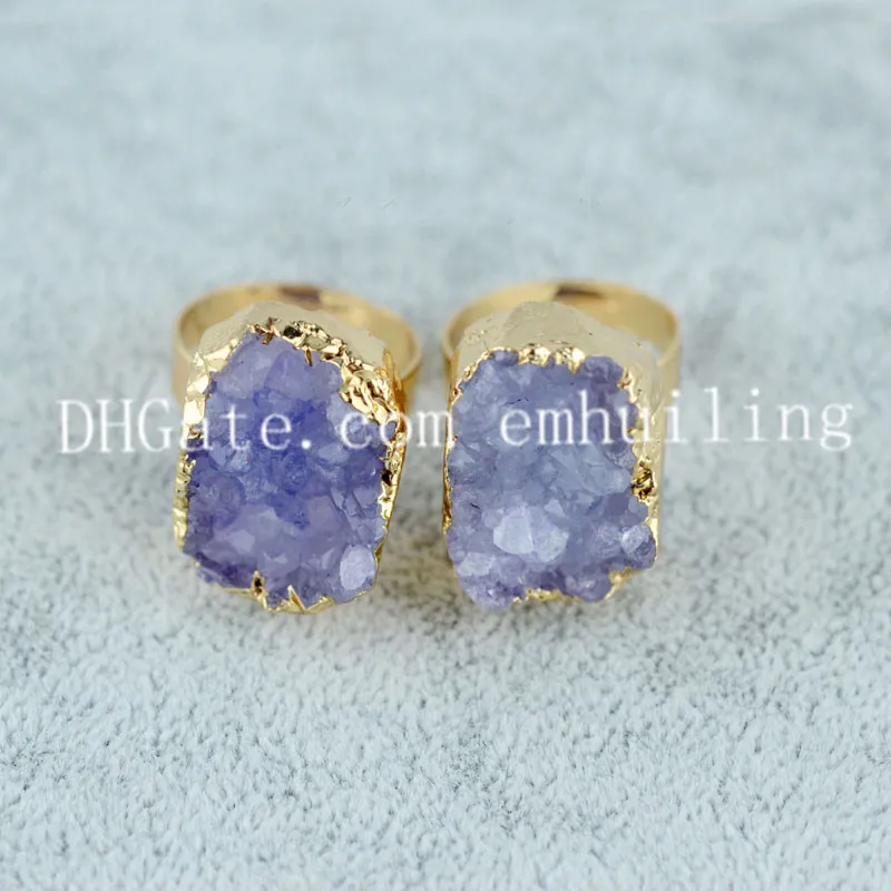 10 stücke Gefärbte Farbe Rau Quarz Druzy Geode Ringe Einstellbare Größe Kleine Unregelmäßige Drusy Stein Umrandet in Galvani Gold Farbe Aussage Ring