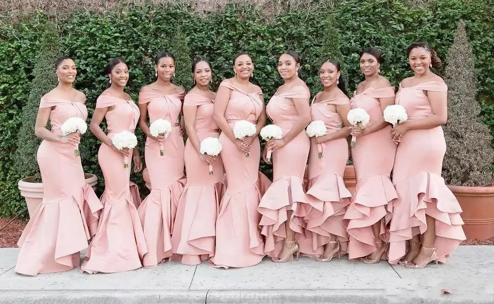 2020 New Long Blush Pink Mermaid Bridesmaid Dresses Off Shoulder Satin Cascading Ruffles Bröllop Gästklänning Plus Size Maid of Honor Gowns