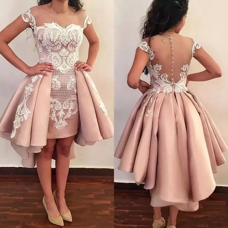 2019 Nouveau Modèle Blush Rose Robes De Bal Courtes Overskirt Sheer Neck Illusion Retour Ivoire Dentelle Appliqued Overskirt Cocktail Robes De Soirée