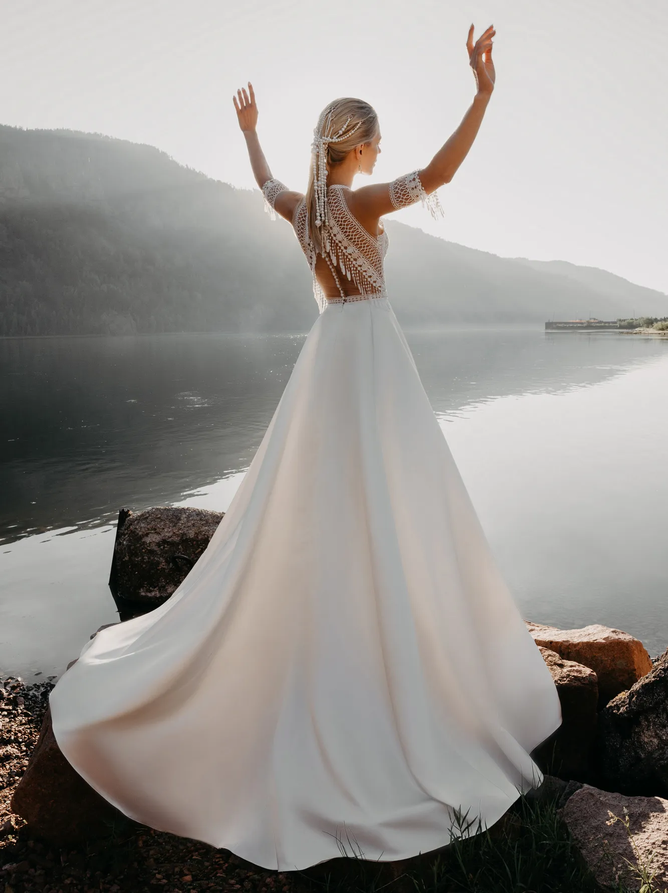 Bohemian Satin Lace Keyhole Neckline High Neck Wedding Dress with Back Buttons - Perfect for Beach Weddings (Vestido de Novia)