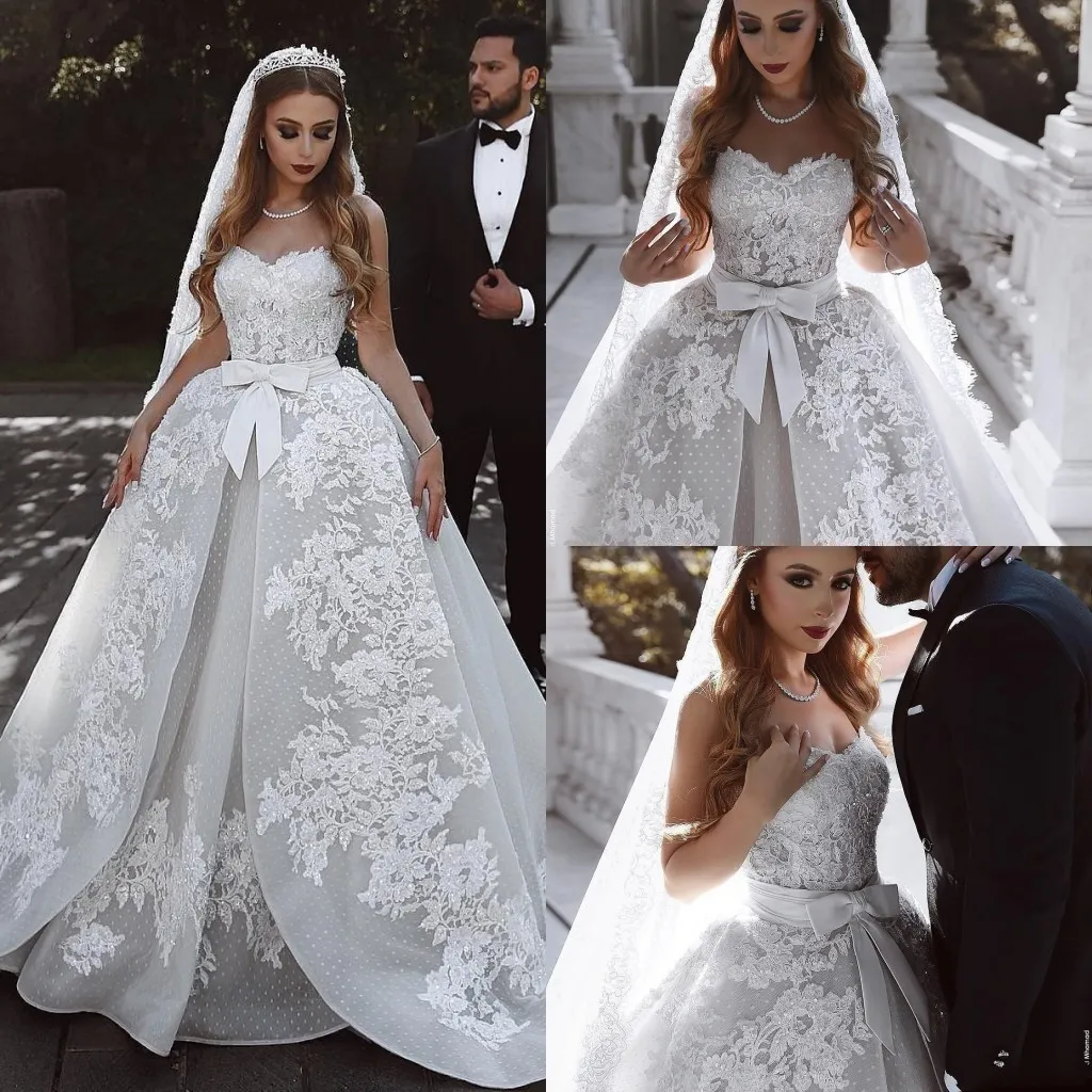 2020 Ny Modern Ball Gown Bröllopsklänningar Sweetheart Lace Appliques Bow Ärmlös Sweep Train Tulle Baklösa Plus Storlek Formella Bröllopklänningar