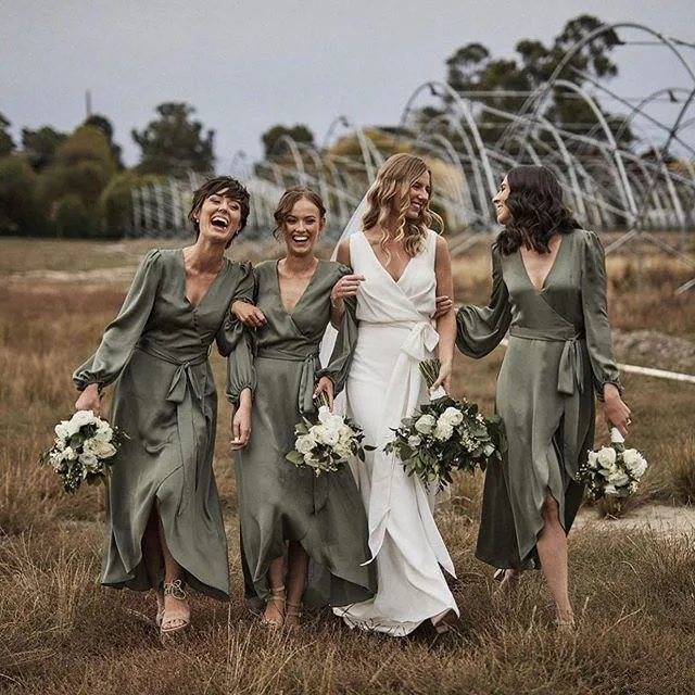 Dark Hunter Green Boho Bridesmaid Klänningar med långärmad 2019 V-Neck Hög Låg Landsbygd Junior Wedding Party Dress Cheap