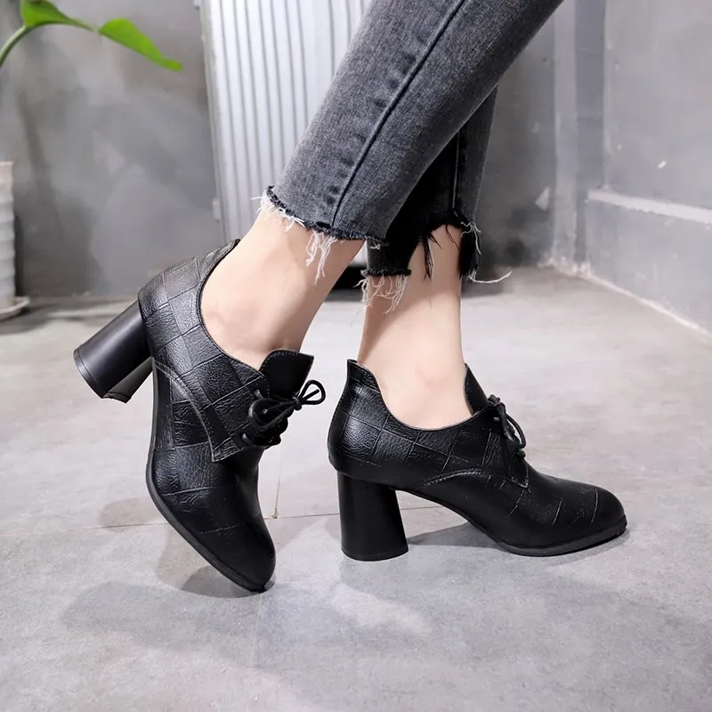 Vente chaude- Chunky Talon Bottes Courtes Femmes Chaussures Filles Femme Chaussure Bottine Cool Martin Bottes Épais Talon Haut Bouts Pointus Chaussures En Cuir