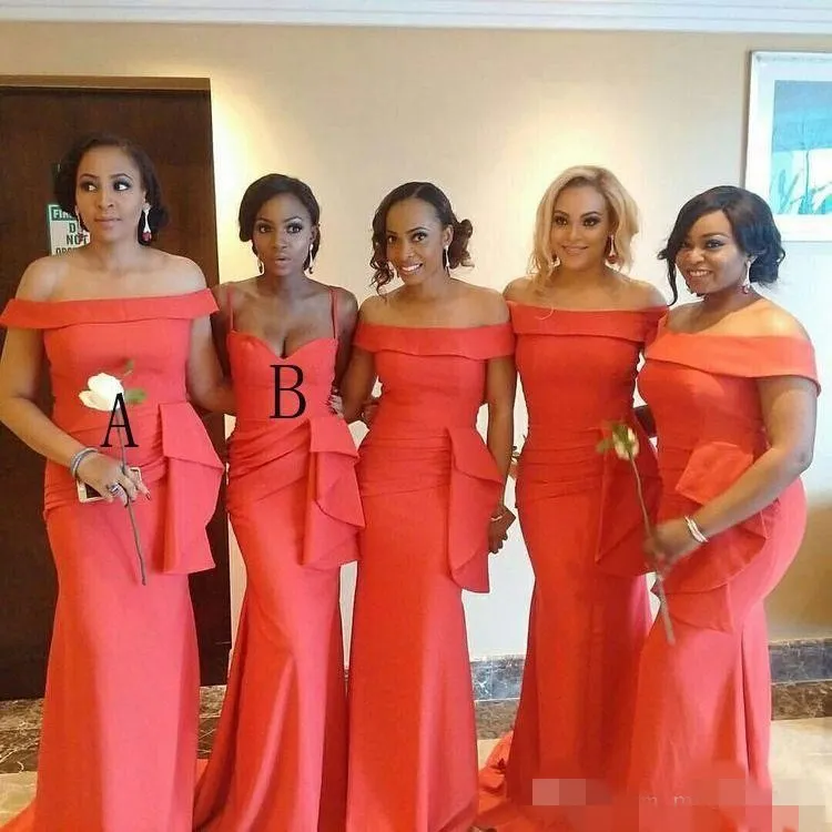 Coral Bridesmaid 2020 Robes péplum hors de l'épaule Spaghetti Stracts Satin Rucched Pleas Sweep Train Plus taille de chambre d'honneur